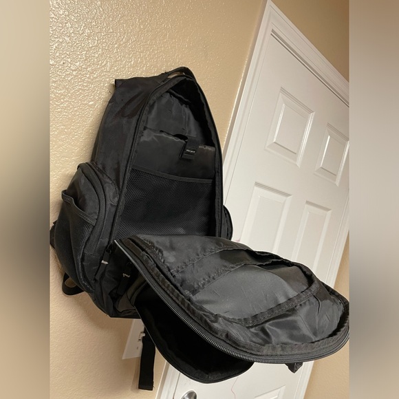 Targus Black Spacious Laptop Backpack Waist Strap - Picture 10 of 12